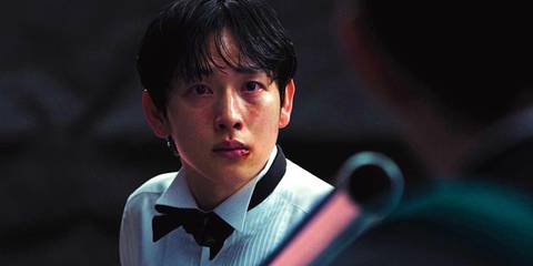 Myung-gi (Si-wan-Yim) aiming the metal pole at Gi-hun in the Squid Game series finale