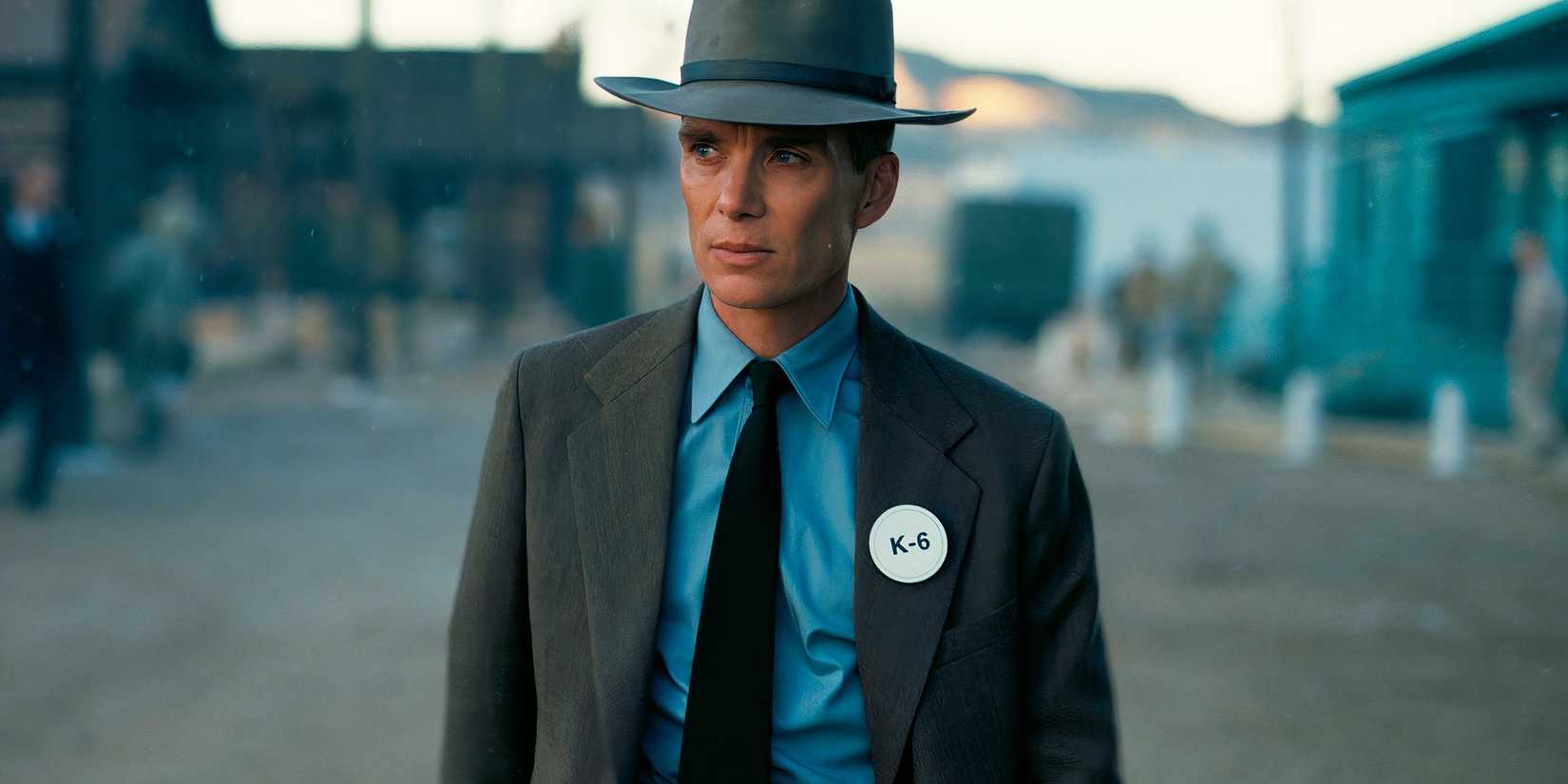 Cillian Murphy berjalan di Oppenheimer. 