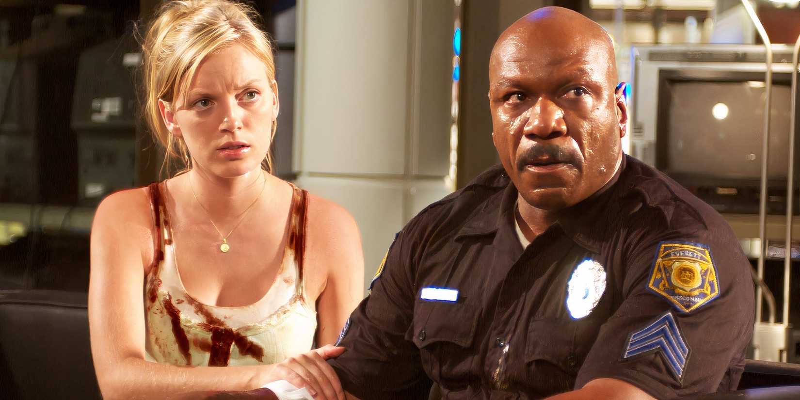 Um personagem conforta outro no remake de Dawn of the Dead