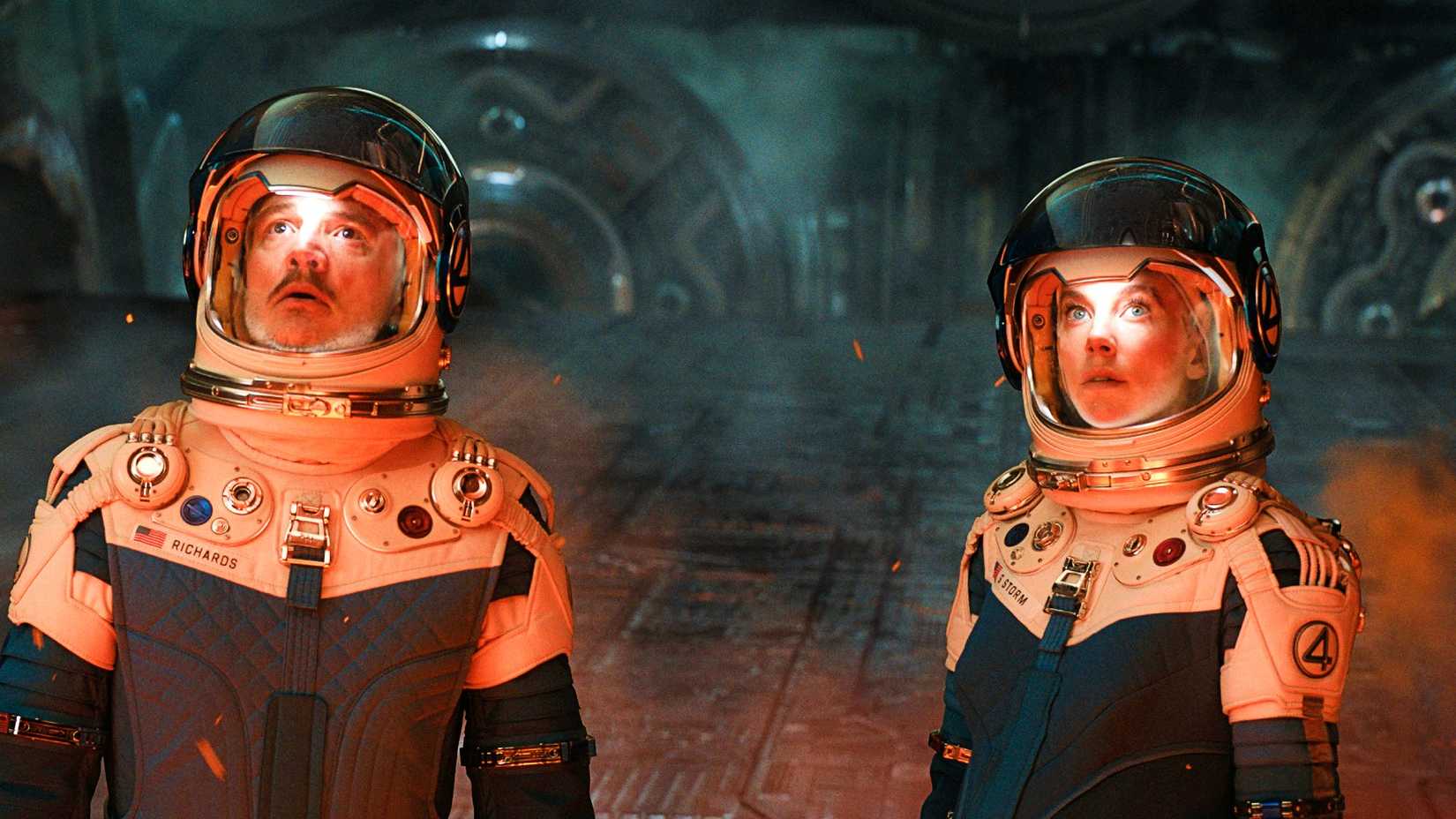 Pedro Pascal como Reed Richards e Vanessa Kirby como Sue Storm em trajes espaciais no trailer final de Quarteto Fantástico: Novos Rumos