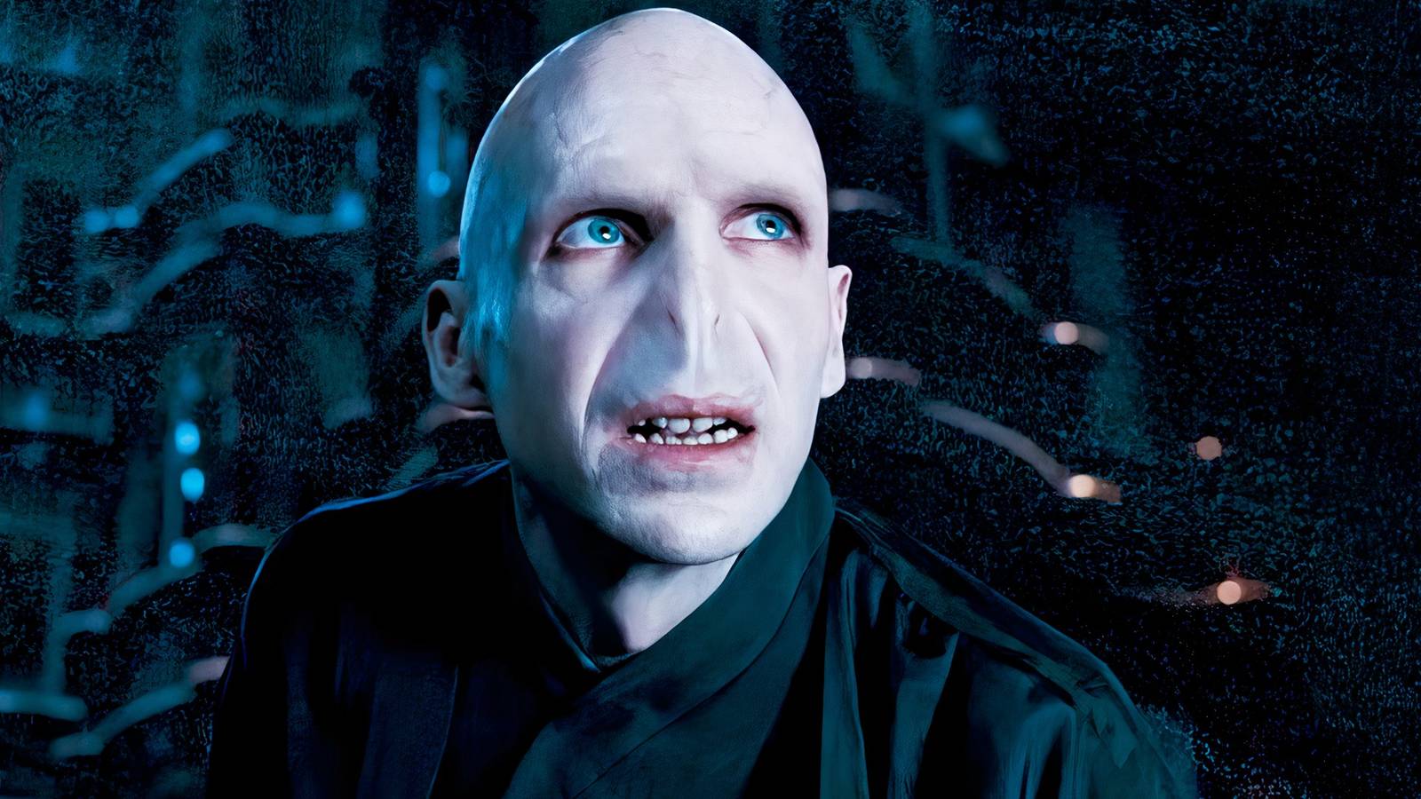 Ralph Fiennes como Lord Voldemort luciendo asustado en Harry Potter