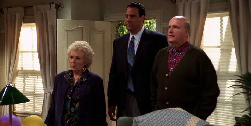 Robert (Brad Garrett), Marie (Doris Roberts) e Frank (Peter Boyle) olhando para algo em Everybody Loves Raymond