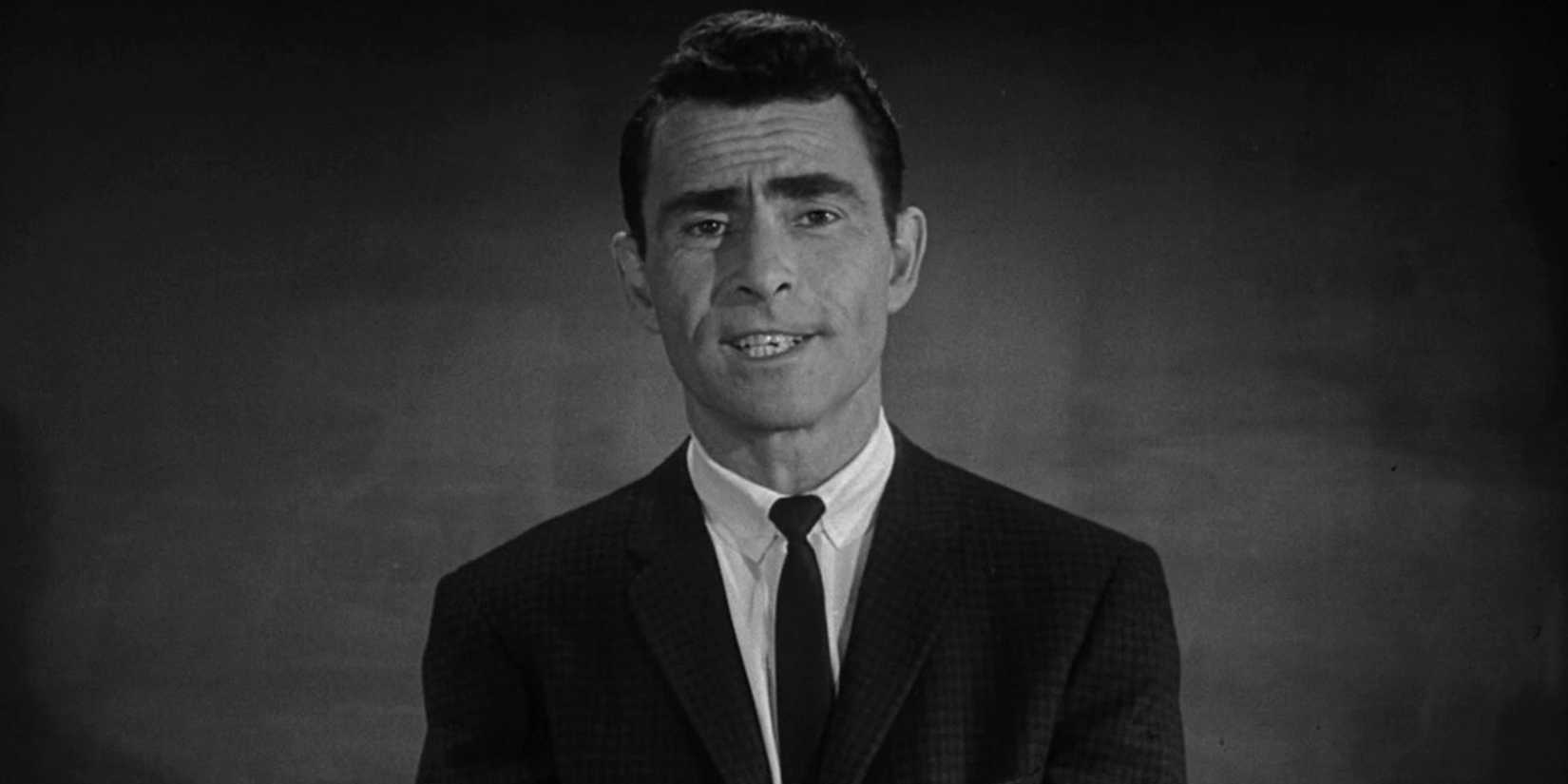 Род Серлинг стоит перед доской в "Тьме"