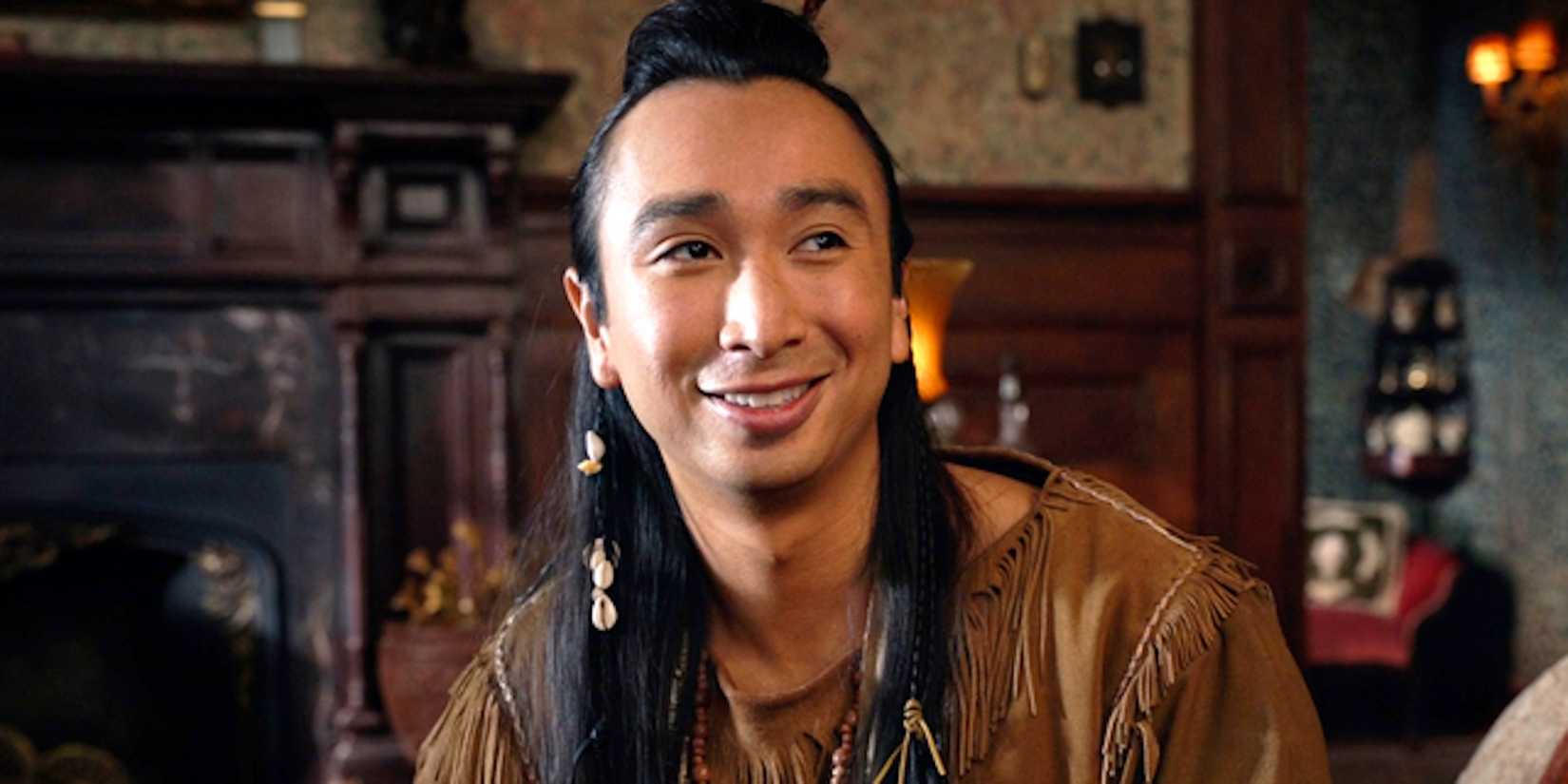 Roman Zaragozas, Sass, sorri na sala de estar de Ghosts