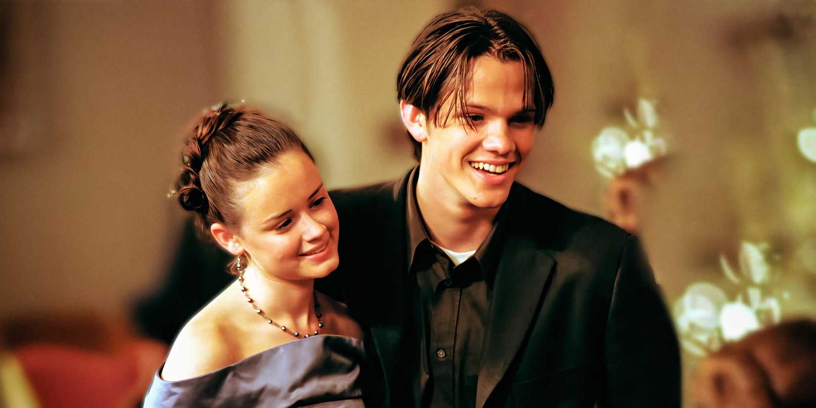 Rory (Alexis Bledel) e Dean (Jared Padalecki) sorrindo em trajes formais em Gilmore Girls.