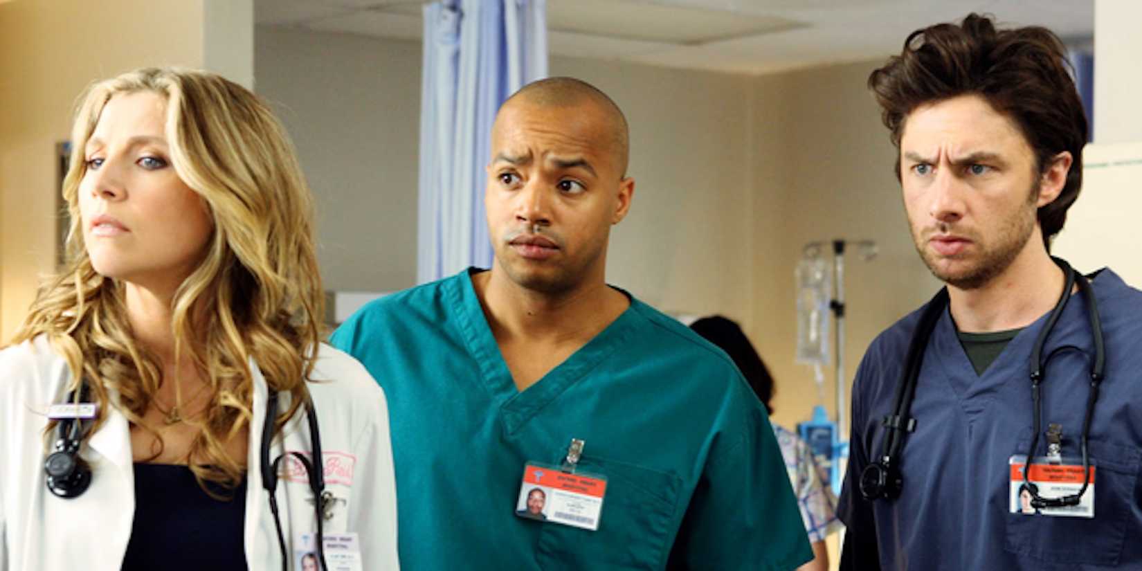 Эллиот, Турк и ДЖД, сыгранные Сара Чалк, Доновал Фейсон и Зак Брэфф, стоят в больнице в "Scrubs"