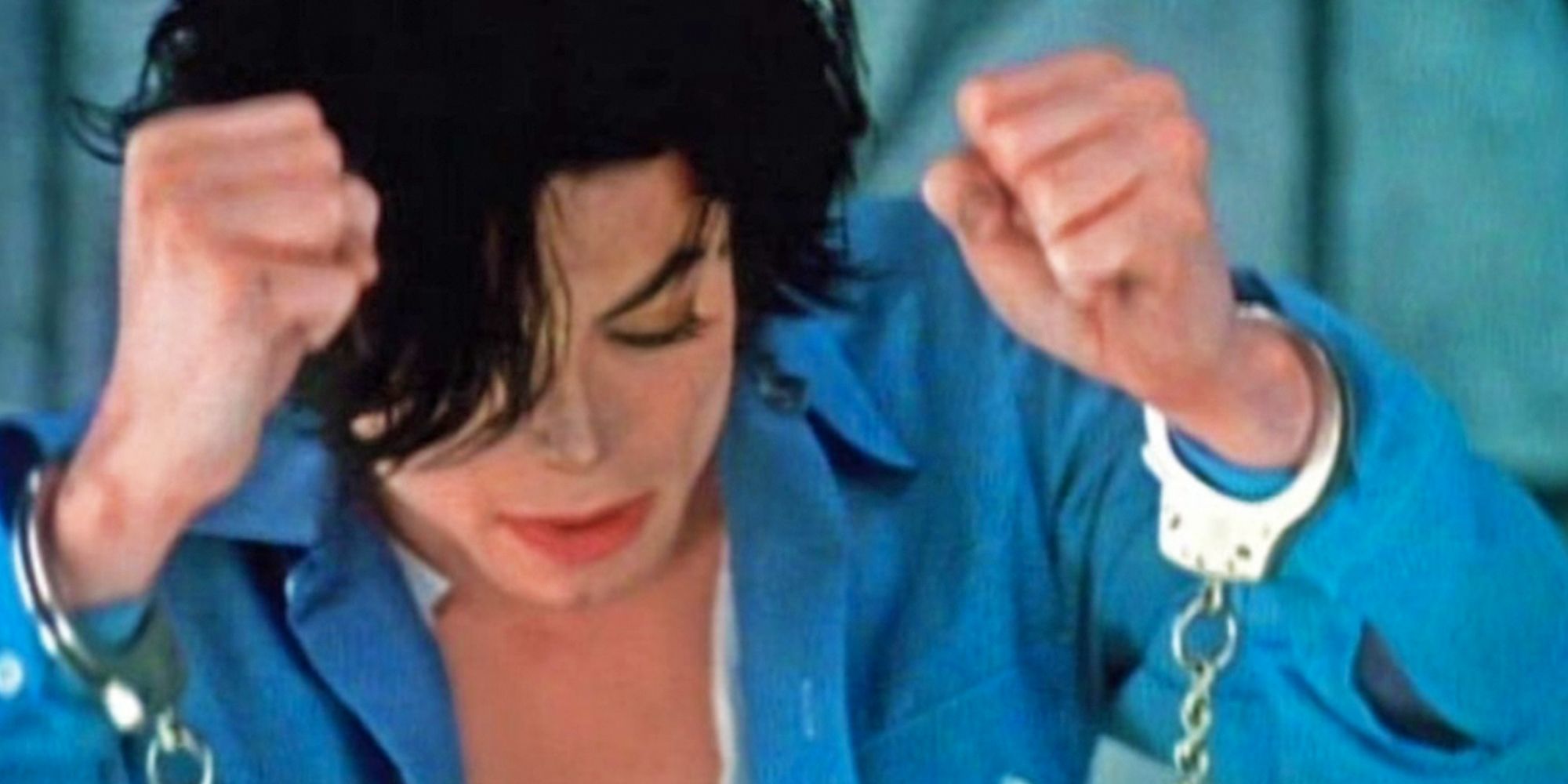 Michael Jackson поднимает руки в наручниках в версии музыкального видео/короткометражного фильма о тюрьме