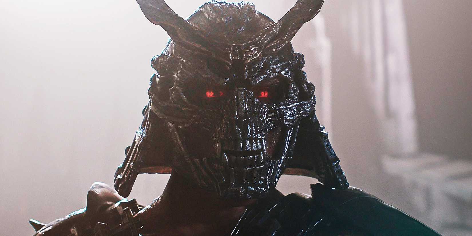 Close-up de Shao Kahn em Mortal Kombat 2 com detalhes de sua armadura e expressão ameaçadora.