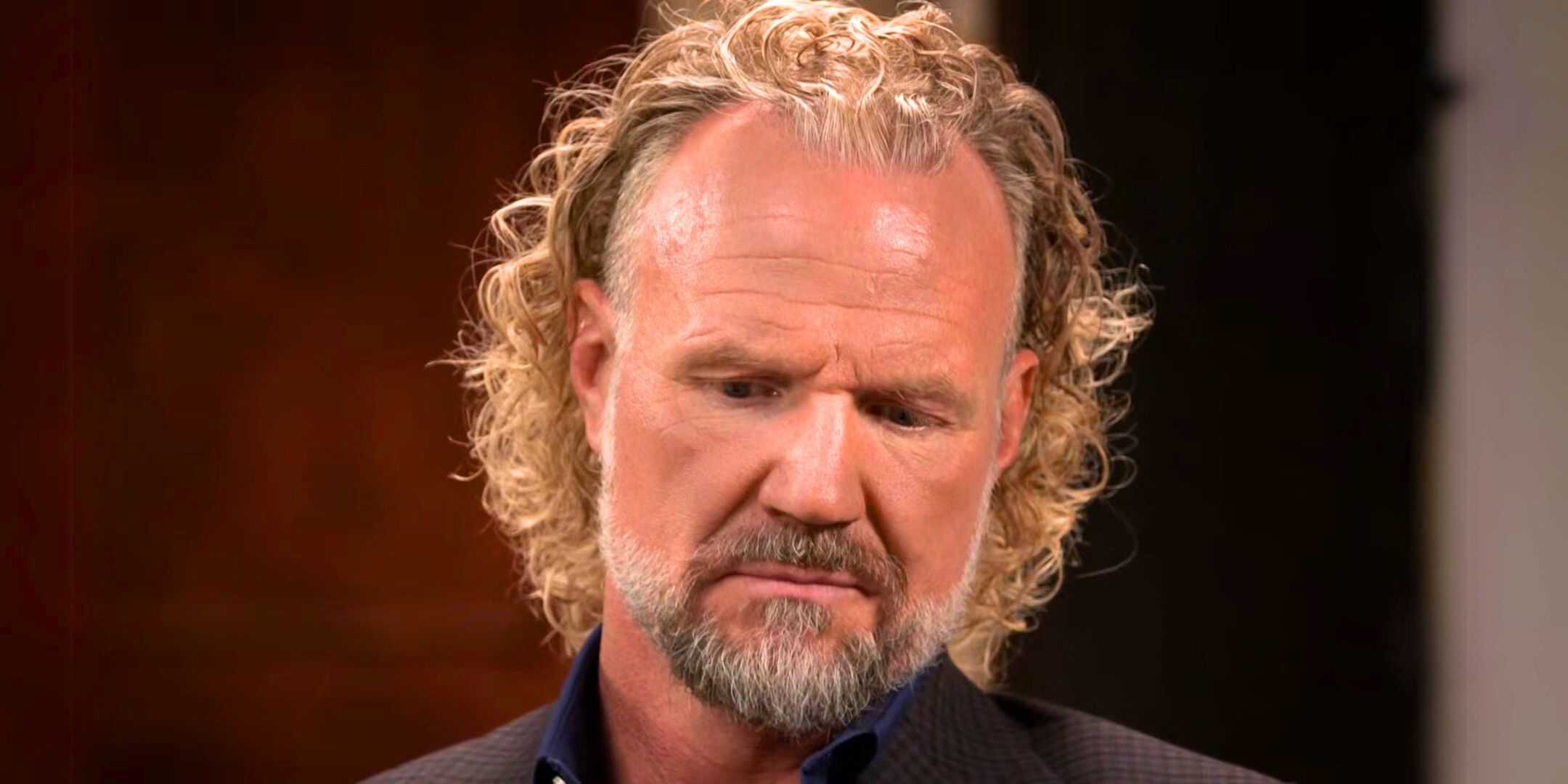 Sister Wives Kody Brown memandang ke bawah dan sedih selama Tell All