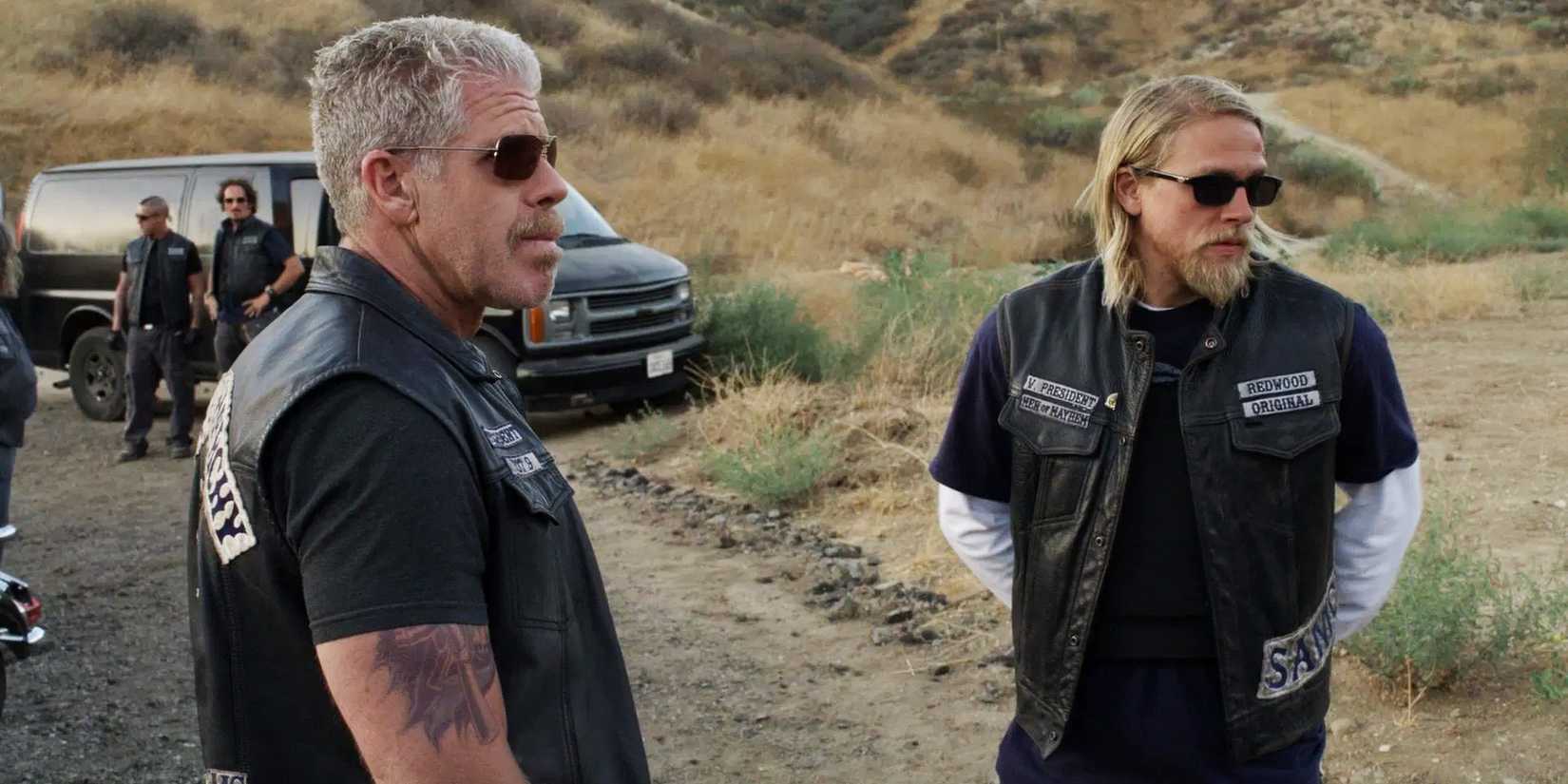 Sons of Anarchy season 3 Clay (Ron Perlman) and Jax (Charlie Hunnam) talking to each other.