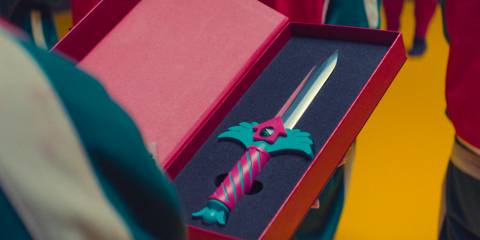 Dagger in a surprise box in Squid Games Season 3 Ep 1