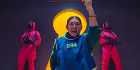 Sun-nyeo (Chae Gook-hee) giving her blessing in Squid Games Season 3 Ep 1