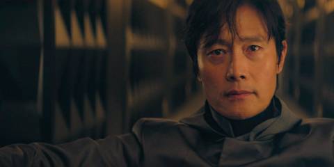 Front Man (Lee Byung-hun) watching everything from his screen in Squid Games Season 3 Ep 1