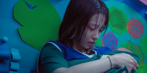 Jun-hee (Jo Yuri) looking at her baby in Squid Games Season 3 Ep 2