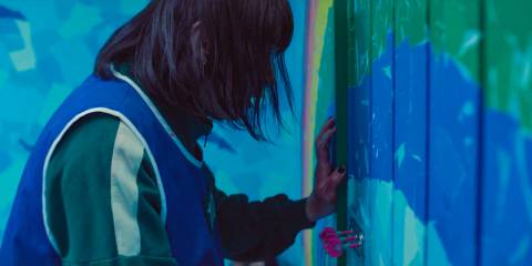 Hyun-ju (Park Sung-hoon) looking at the door with three keys in Squid Games Season 3 Ep 2