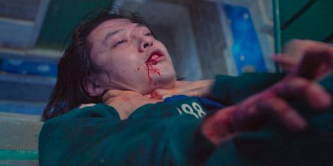 Dae-ho (Kang Ha-neul) being strangled in Squid Games Season 3 Ep 2