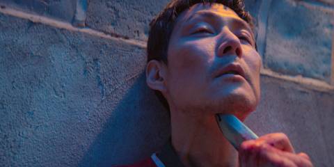 Seong Gi-hun (Lee Jung-jae) pointing a dagger at his neck in Squid Games Season 3 Ep 2
