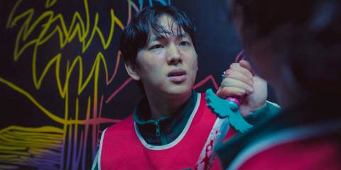 Myung-gi (Yim Si-wan) scared about what might happen in Squid Games Season 3 Ep 2