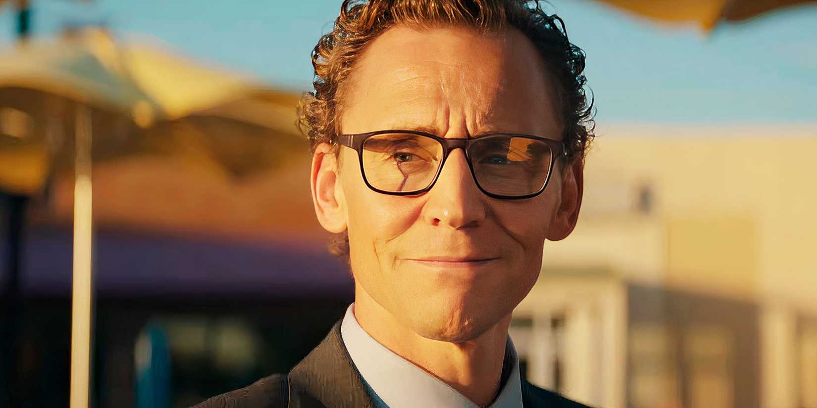 Tom Hiddleston sorrindo como Charles Krantz em The Life of Chuck