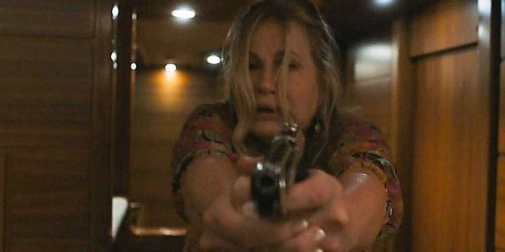 Tanya com uma arma no final da 2ª temporada de The White Lotus