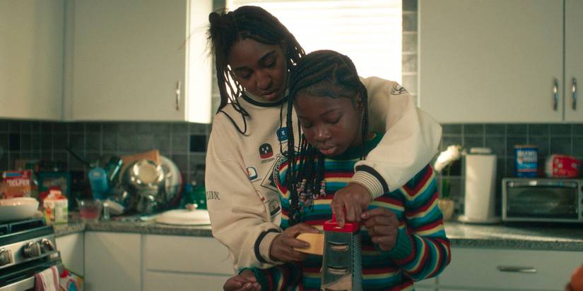 Sydney (Ayo Edebiri) showing a girl how to grate cheese in The Bear Season 4 Ep 4