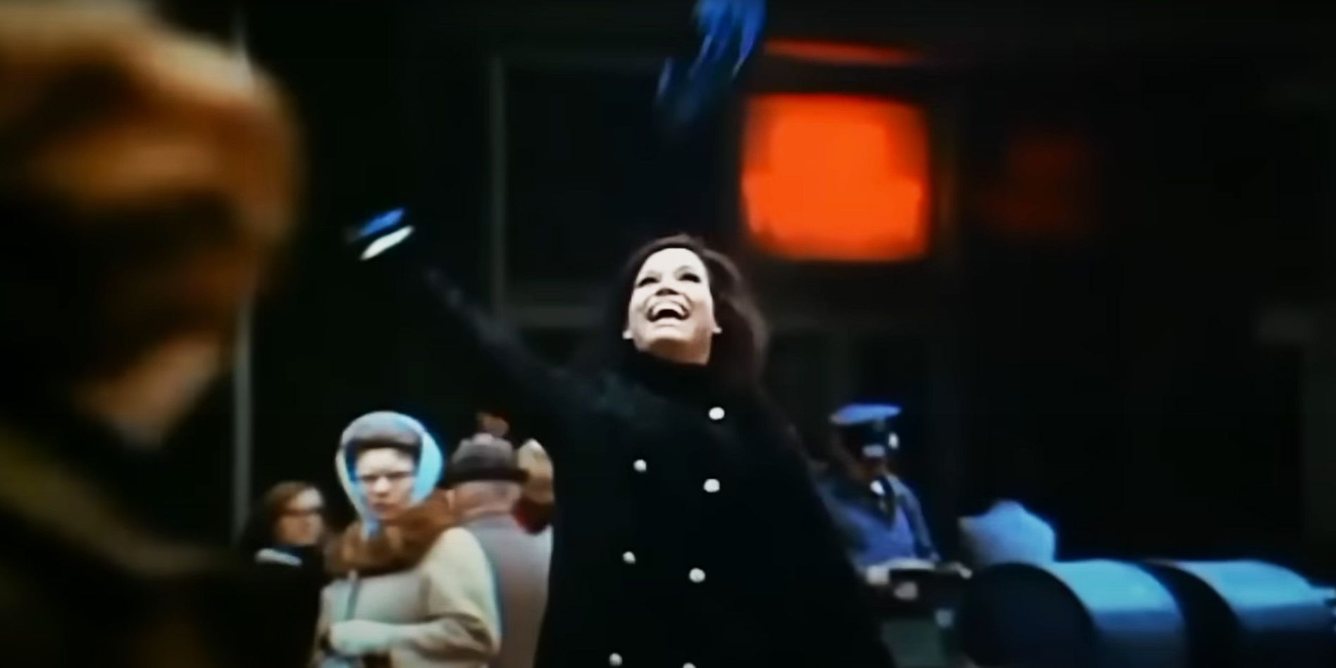 Mary Tyler Moore che lancia il cappello in aria durante la sigla