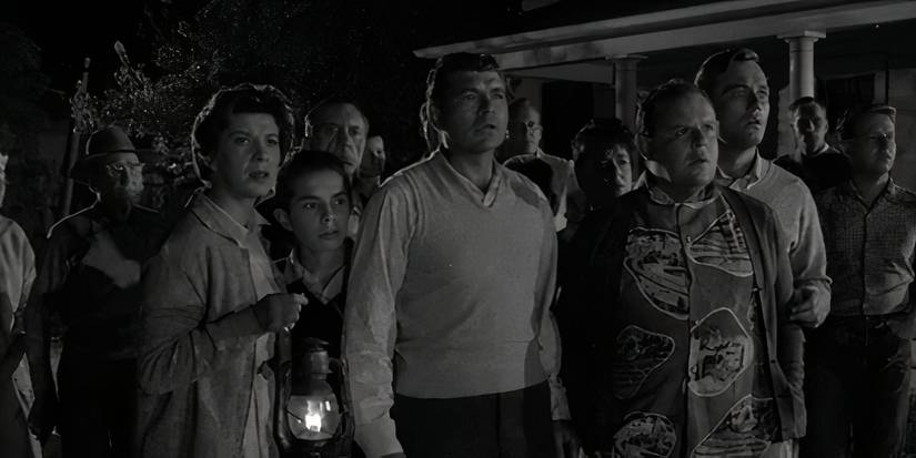Os habitantes da cidade param no escuro nos monstros devem ser vencidos na Maple Street - The Twilight Zone