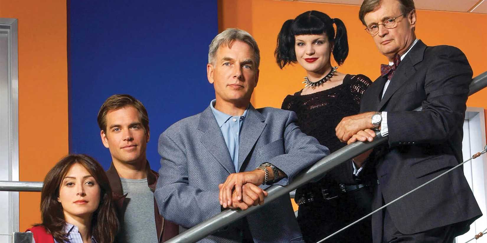 NCIS cast season 1: Kate, Tony, Gibbs, Abby, and Ducky from left to right on a staircase looking at the camera