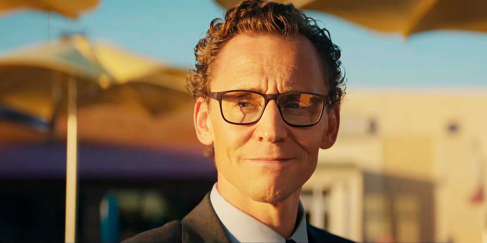 Tom Hiddleston como Chuck Krantz, semicerrando os olhos ao sol em The Life of Chuck.