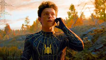 Tom Holland como Peter Parker en el traje de Spider-Man Inside Out hablando por teléfono en Spider-Man No Way Home