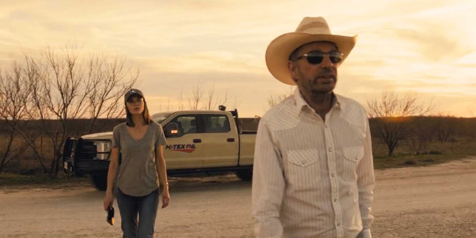 Tommy (Billy Bob Thornton) e Rebecca (Kayla Wallace) caminham de um caminhão em Landman