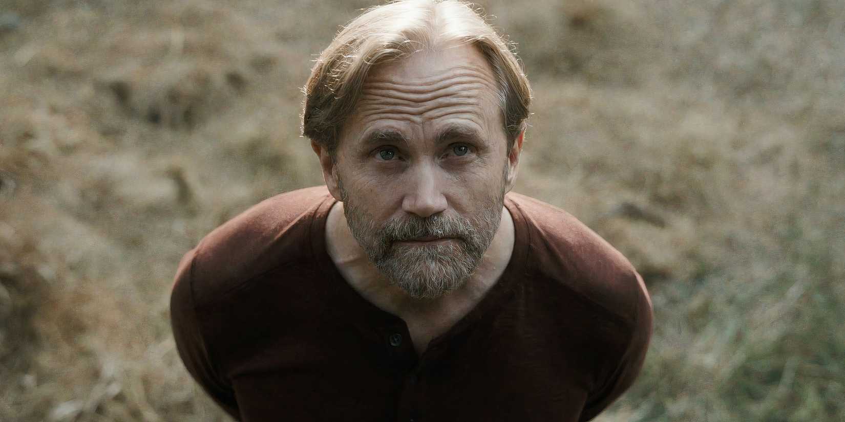 Lee Tergesen como Ashton Shaw no primeiro episódio da 1ª temporada de Tracker