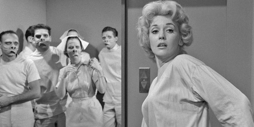 Uma mulher bonita olha para a câmera enquanto enfermeiras de aparência assustadora se reúnem atrás dela em The Twilight Zone