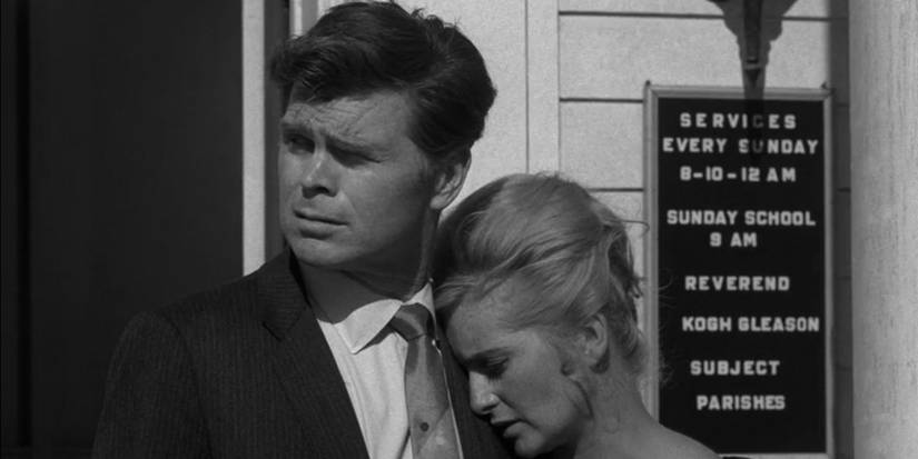 Millie (Nancy Malone) se apoia em Bob (Barry Nelson) em busca de conforto em The Twilight Zone