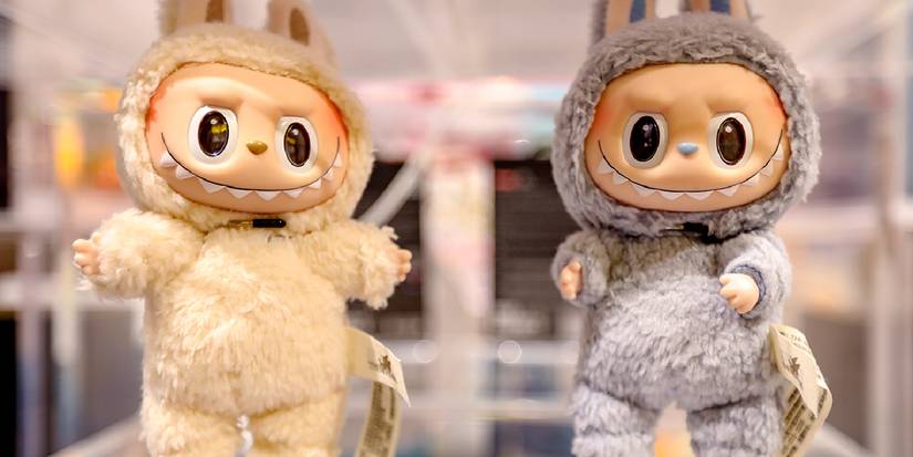 Две плюшевые игрушки Labubu, выставленные на видном месте, с зловещими улыбками.