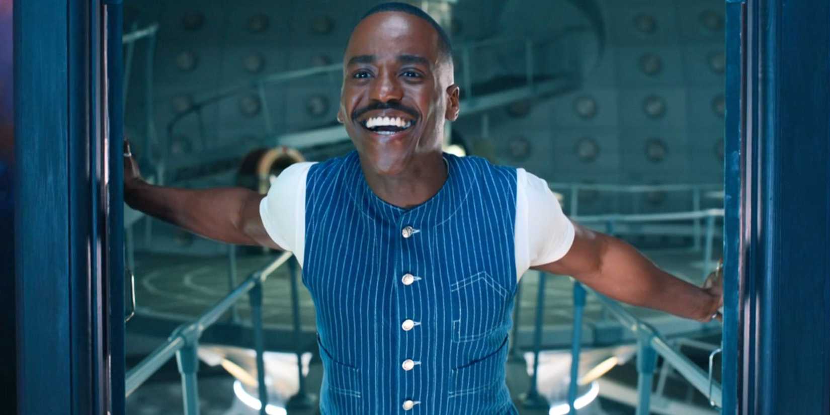 Ncuti Gatwa sorrindo na porta da TARDIS como o Décimo Quinto Doutor em Doctor Who