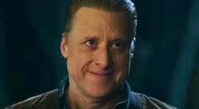 Alan Tudyk smirking as Harry in Resident Alien