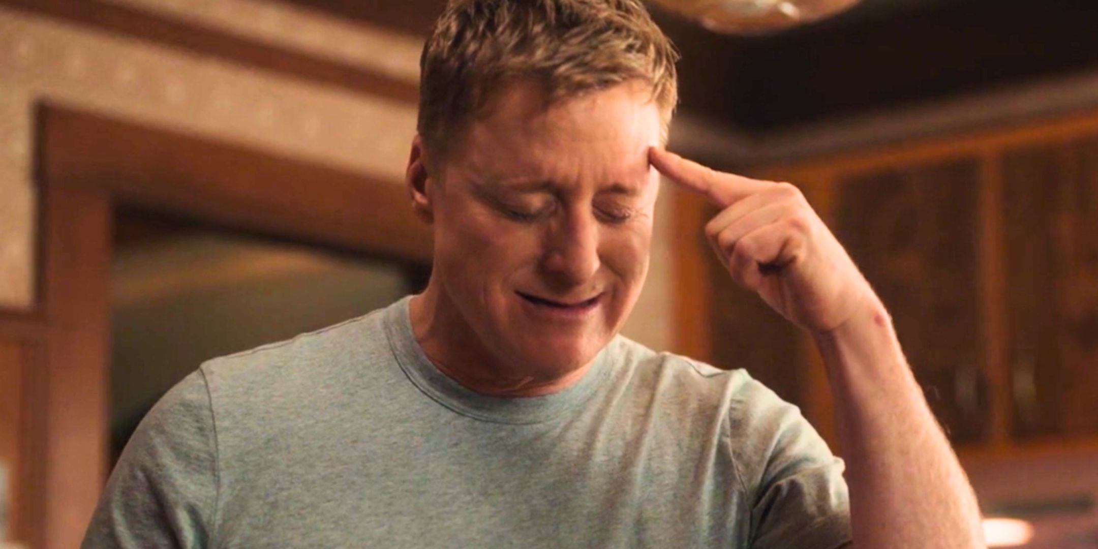 Alan Tudyk pointing at his head as Harry in Resident Alien