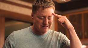Alan Tudyk pointing at his head as Harry in Resident Alien