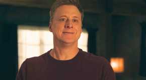 Alan Tudyk smiling as Harry Vanderspeigle in Resident Alien