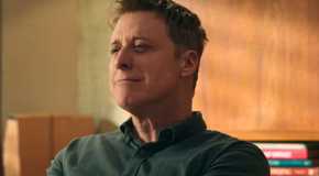 Alan Tudyk looking pleased as Harry Vanderspeigle in Resident Alien