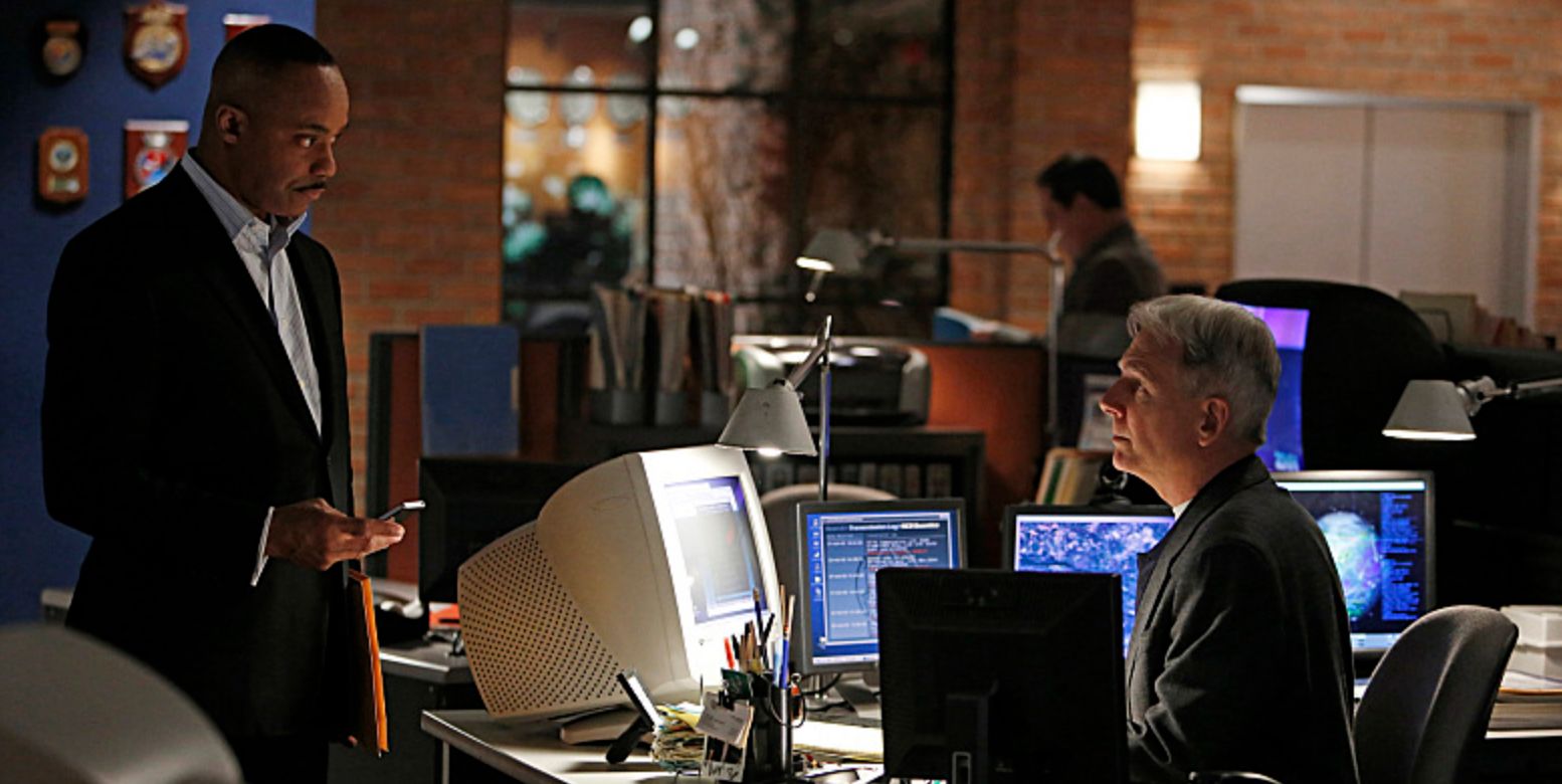 Vance talking to Gibbs in the bullpen in the NCIS episode Hereafter