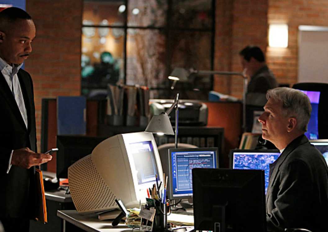 Vance talking to Gibbs in the bullpen in the NCIS episode Hereafter