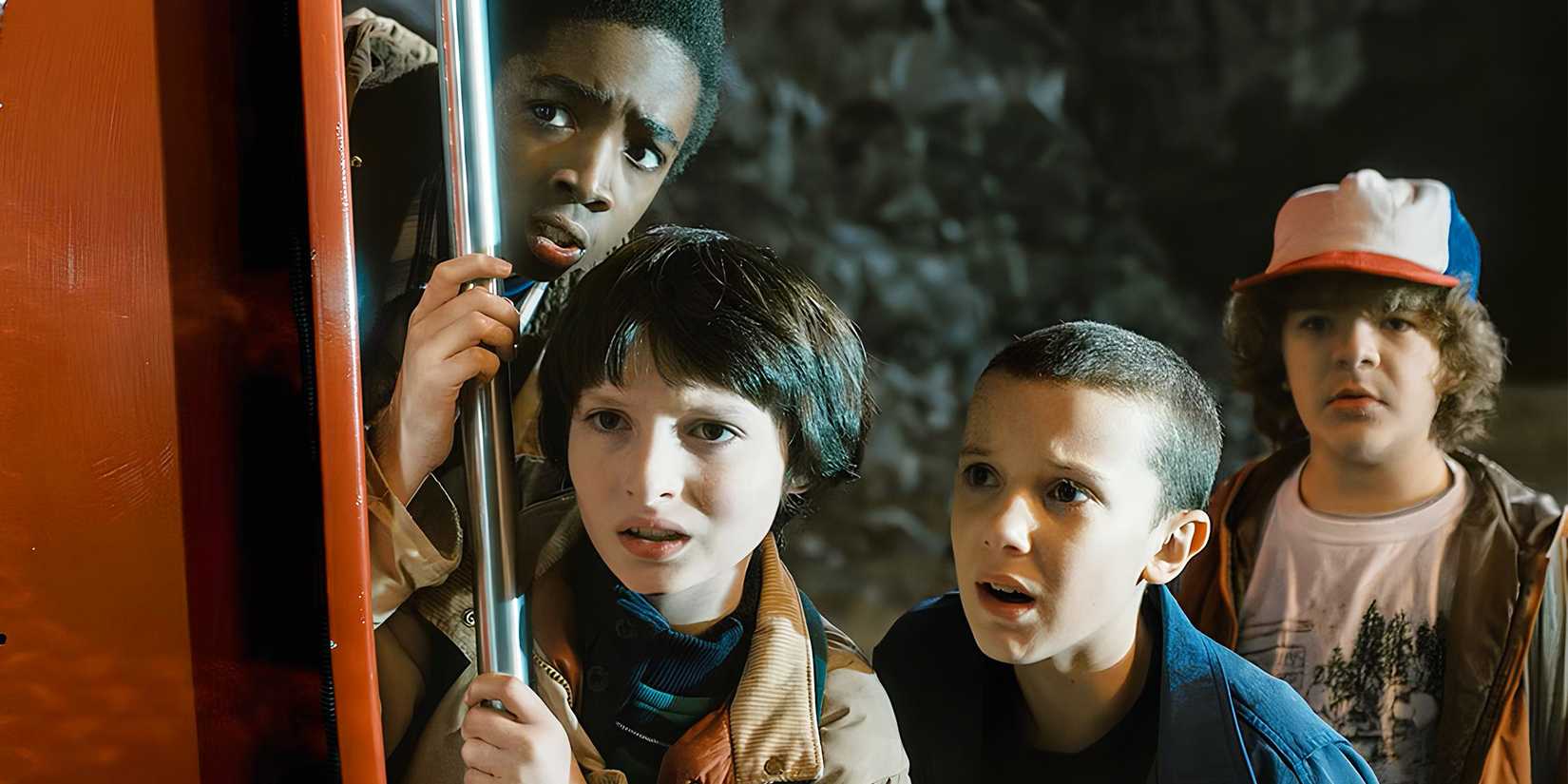 Jovem elenco de Stranger Things na primeira temporada, com semblante preocupado.