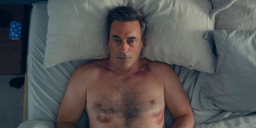 Andrew Cooper (Jon Hamm) deitado em sua cama com hematomas no corpo em Your Friends and Neighbors Temporada 1 Ep 9