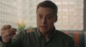 Alan Tudyk holding a spoon of pie as Harry Vanderspeigle in Resident Alien