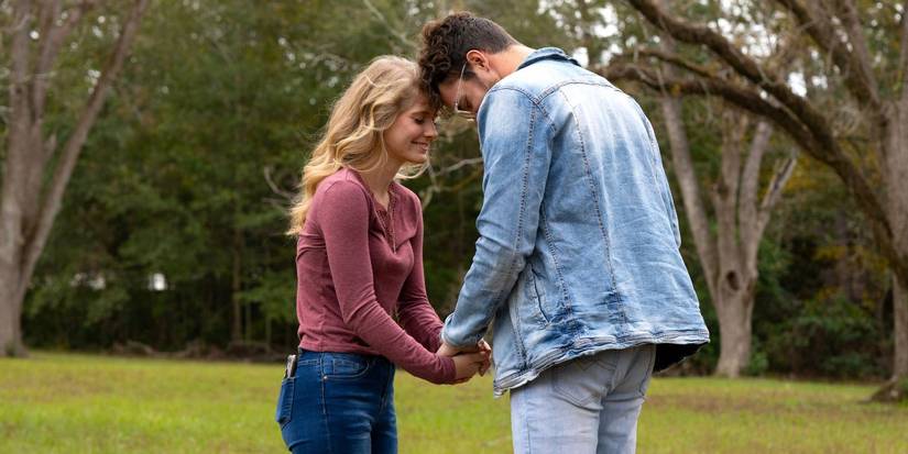 Welcome to Plathville's Lydia Plath and Zac Wyse bowing their heads together