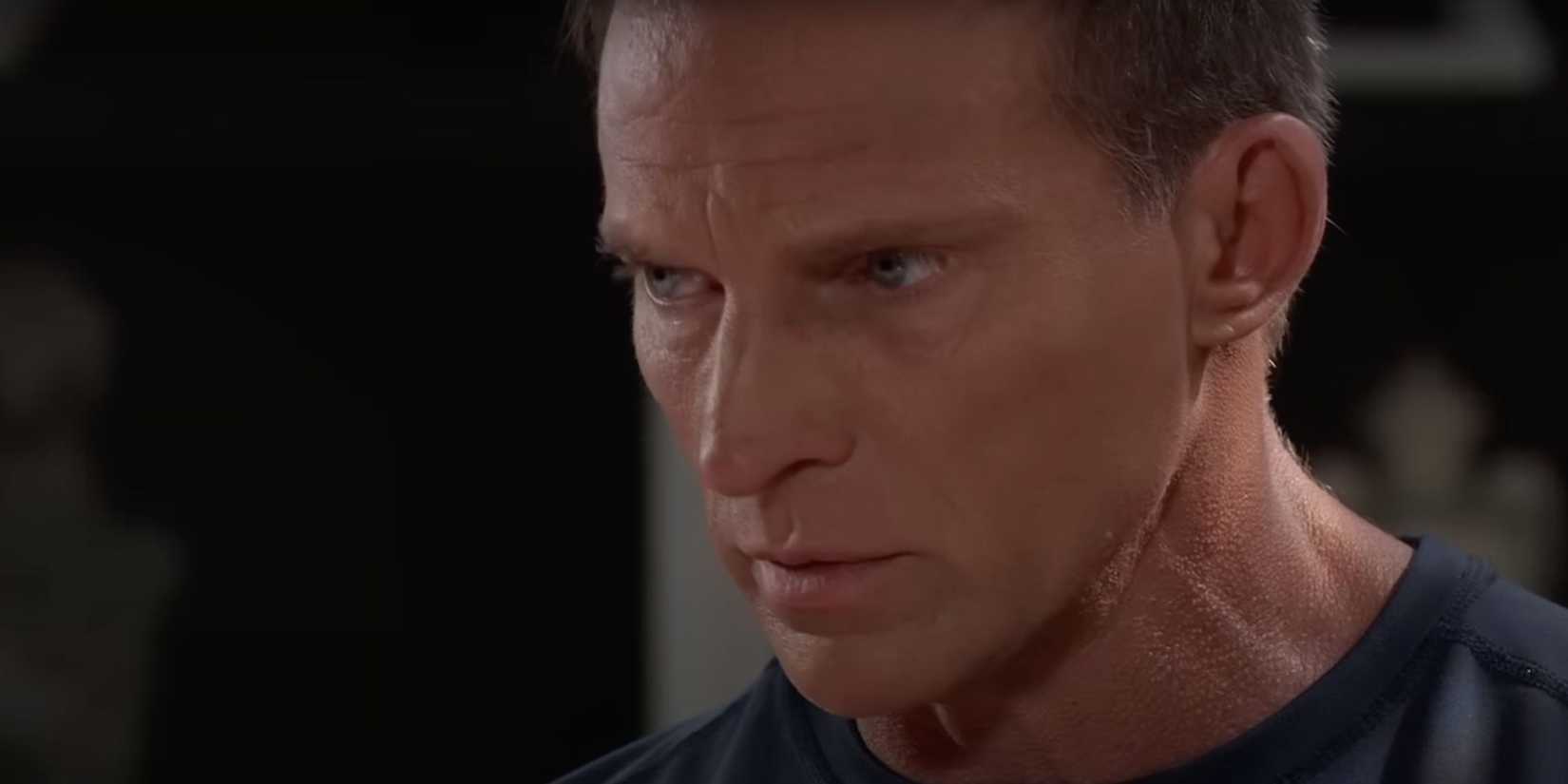 Jason olha determinado para algo fora de quadro em General Hospital