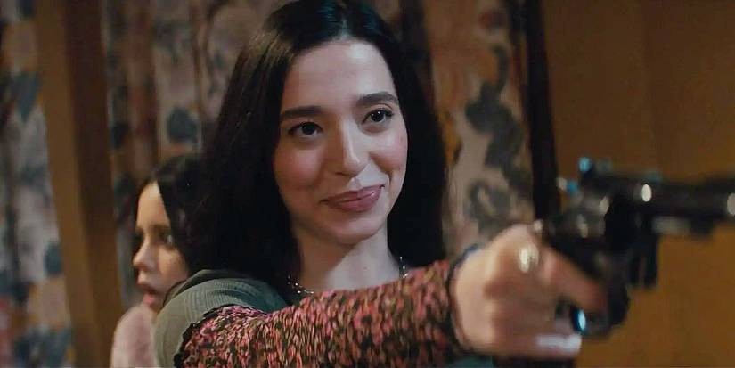 Mikey Madison como Amber apontando uma arma em Scream 2022