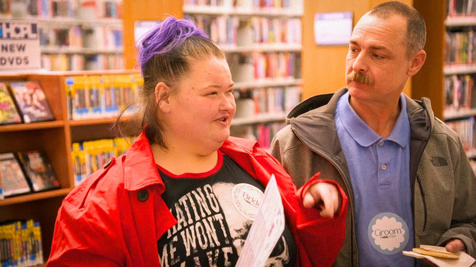 1000-lb Sisters Amy Slaton and Brian Lovvorn standing together talking